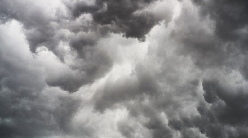 Frente fria baixa temperatura e traz temporais; veja previsão do tempo da semana