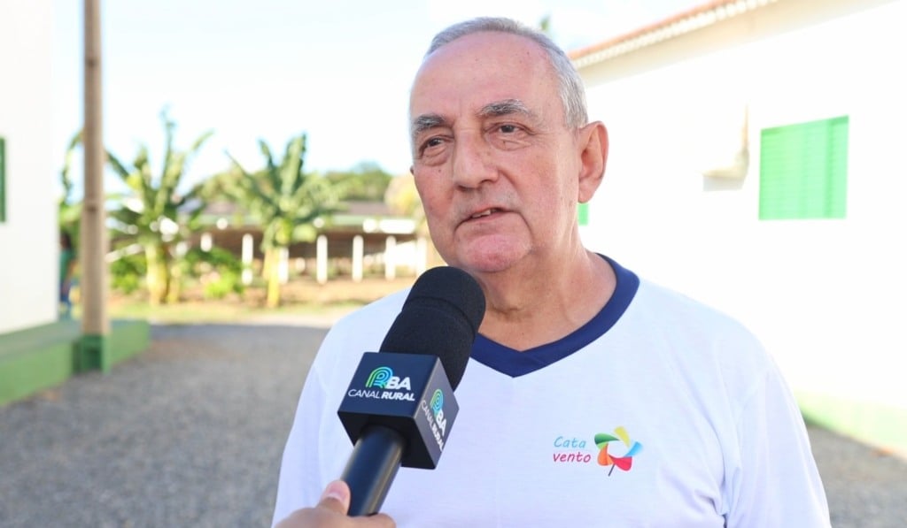 Danilo Grindatto, recebe os alimentos doados pela Fazenda Modelo para o Projeto Cata Vento, em Barreiras (BA)