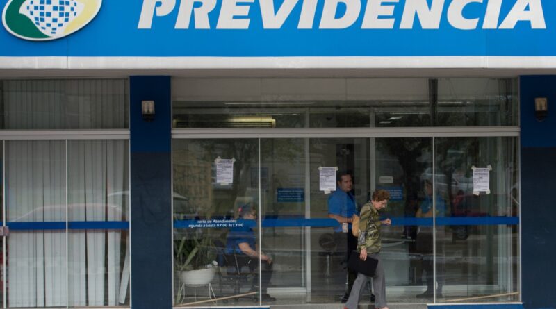 INSS elabora ressarcimento a aposentados e pensionistas; Lupi cai