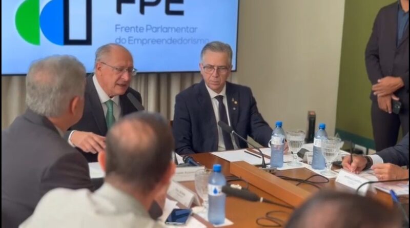 Alckmin participa de reunião com parlamentares para discutir impactos da guerra comercial