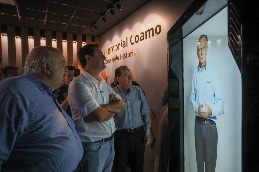 Governador do PR, Ratinho Junior, observa tótem no Memorial da Coamo. Foto Jonathan Campos/ Agencia Estadual de Noticias. 