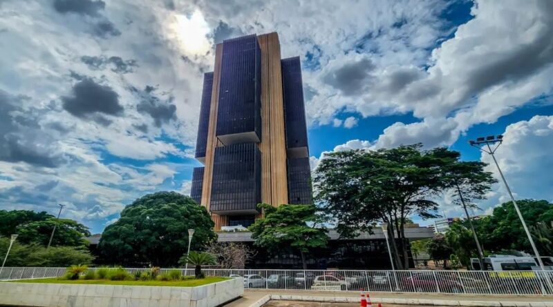 Copom eleva juros básicos da economia para 14,75% ao ano