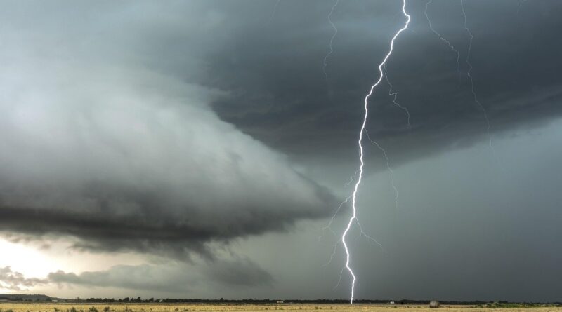 Estado recebe alerta de perigo para chuva de 100 mm e ventania de 100 km/h