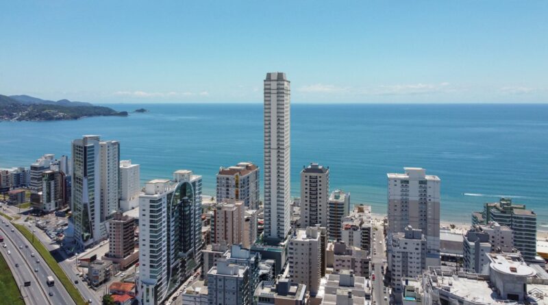 Construtora negocia imóveis de luxo à beira-mar com base no ciclo de produção