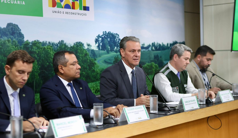 Ministro Carlos Fávaro - coletiva de imprensa gripe aviária