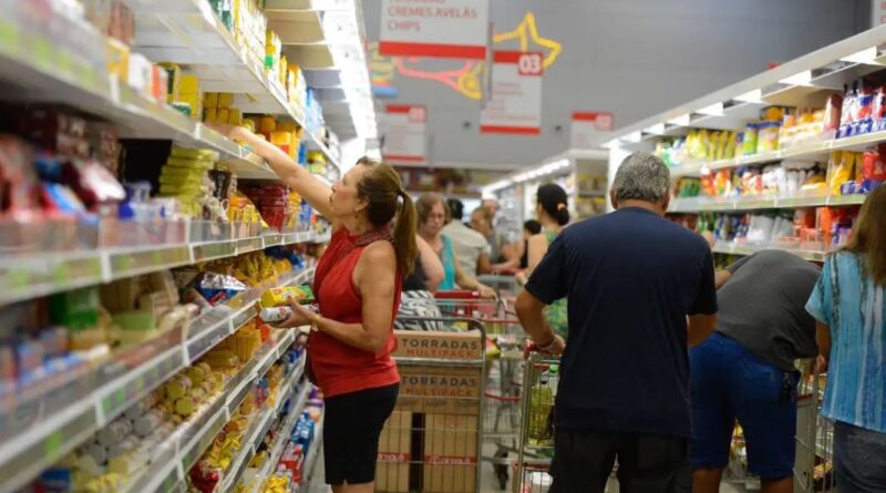 Mesmo com alta dos preços, consumo das famílias manteve-se em alta em abril