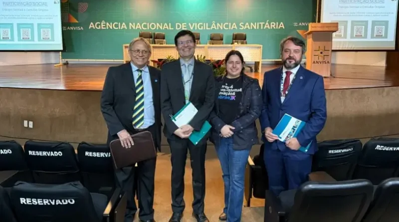 Carlito Merss (esq.) e Layla Caldas participam de reunião com representantes da Anvisa. Foto: divulgação/Sebrae