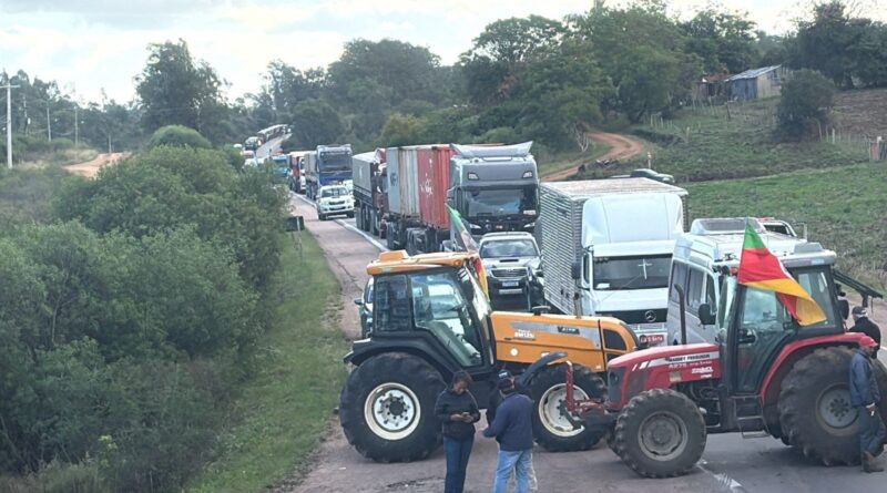 Produtores do RS bloqueiam estradas em protesto pela renegociação de dívidas