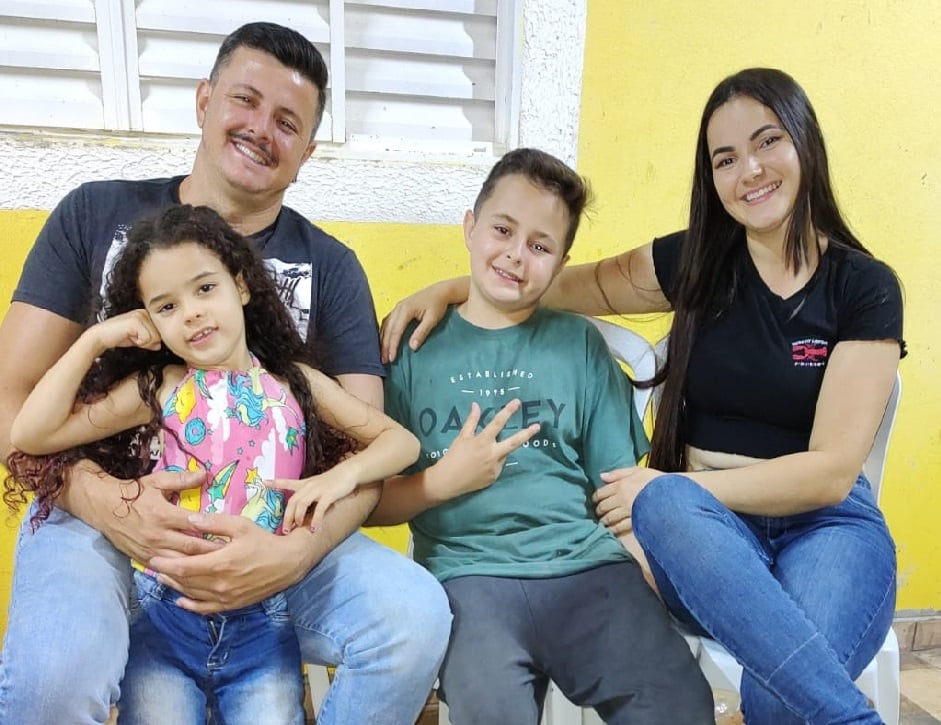 Família Simões. Da esquerda para Direita um homem com uma menina à frente. Ao lado, um menino e, na sequência uma mulher.
