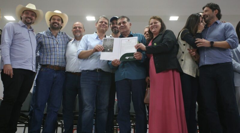 SP entrega títulos, máquinas e estradas em pacote de R$ 16 milhões ao agro