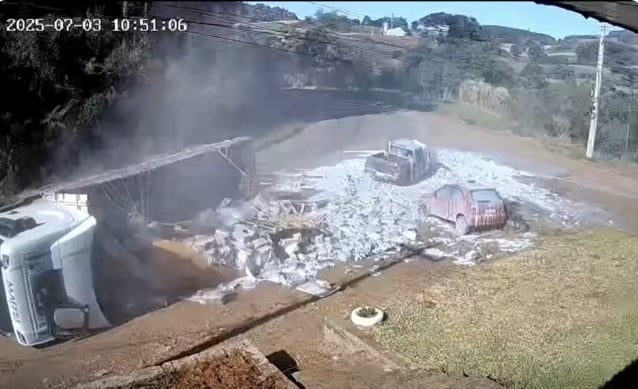 Caminhão carregado de leite tomba em curva no RS