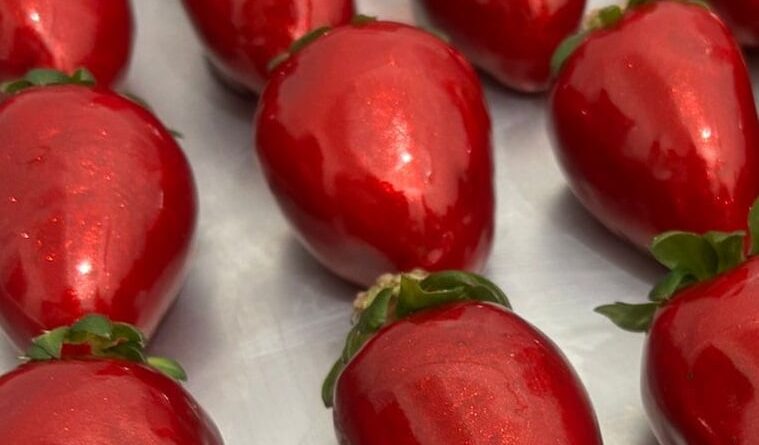 'Morango do amor' viraliza nas redes e impulsiona lucro de confeiteiros e produtores