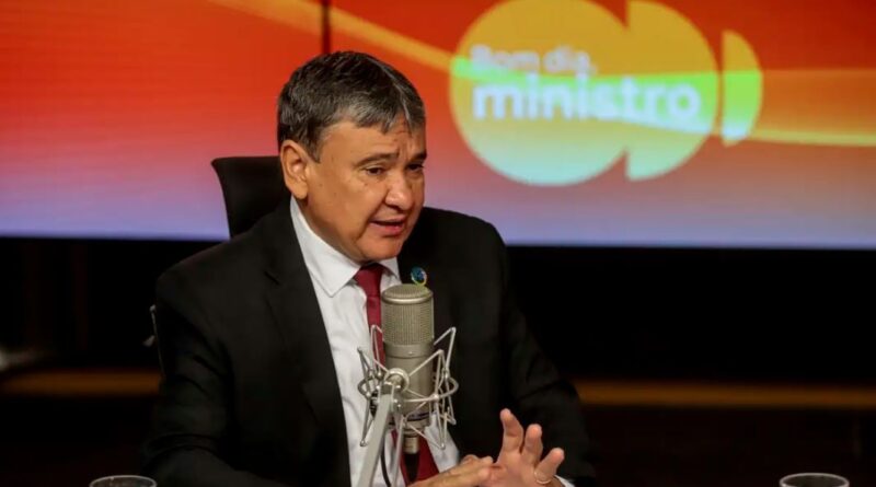 Tarifaço tende a reduzir preços ao consumidor, mas desestimular produtor, diz ministro