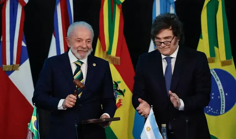 Luiz Inácio Lula da Silva na cerimônia de transmissão da Presidência Pro Tempore do Mercosul ao Brasil com o presidente da Argentina, Javier Milei -   