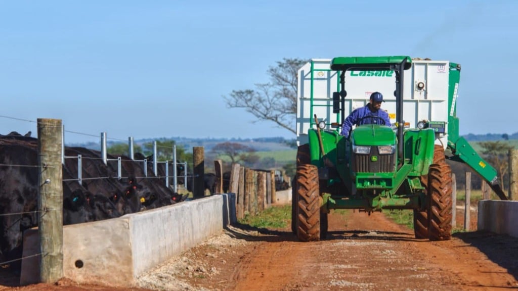 Distribuição de ração para bovinos de corte no cocho de alimentação em confinamento. Foto: Divulgação
