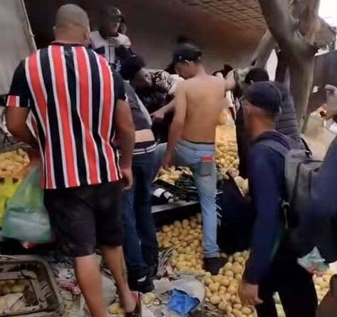 Carreta com 20 toneladas de batatas tomba e população avança na carga