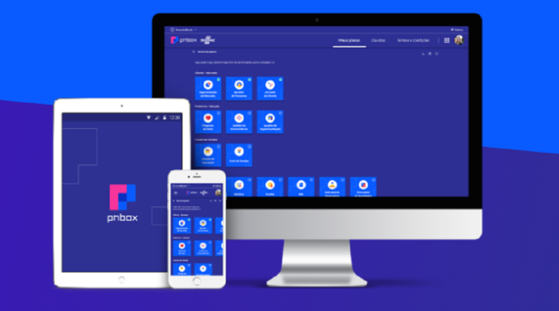 Na foto, há um tablet, um celular e um computador e no da tela há o logo e página principal do PNBOX