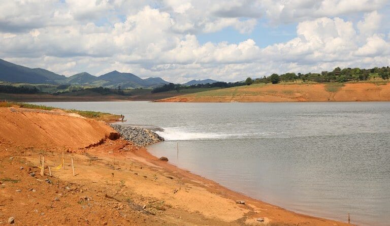 Cantareira (SP) com baixo nível de armazenamento durante a crise hídrica de 2014