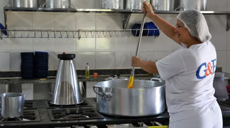 Ceará sanciona lei que zera ultraprocessados na merenda até 2027