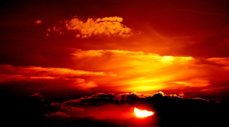 Sol entre nuvens tempo