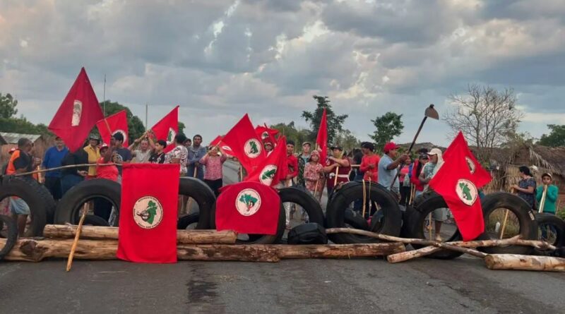 MST bloqueia rodovia para cobrar desapropriação de duas fazendas