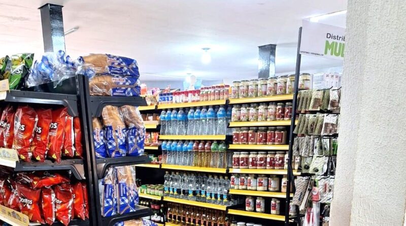 Procon apreende 155 kg de produtos vencidos em supermercado