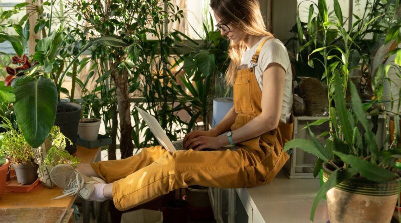 Mulher usando computador para aprender mais sobre gestão de negócios