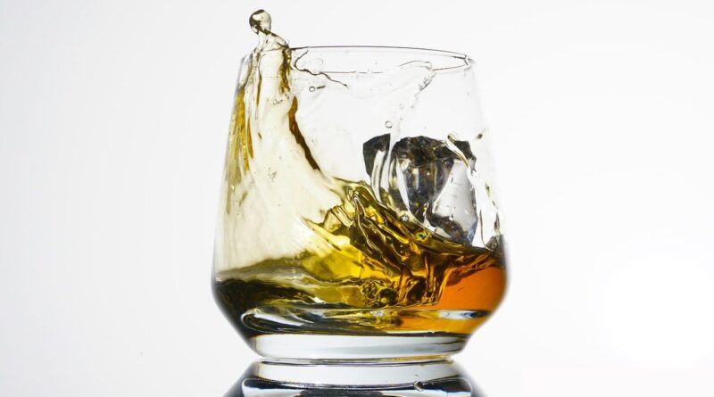 Após mortes por metanol, Câmara aprova urgência para torna crime hediondo adulteração de bebidas