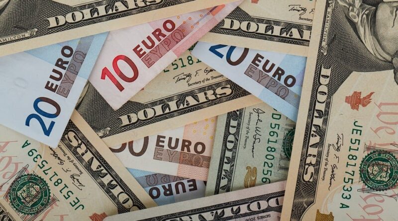 investimento estrangeiro: notas de euro e dólar