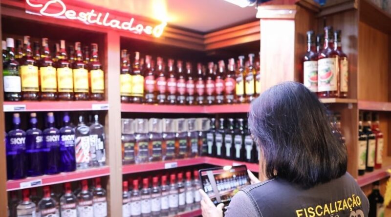 Agente fiscaliza bar na Grande São Paulo