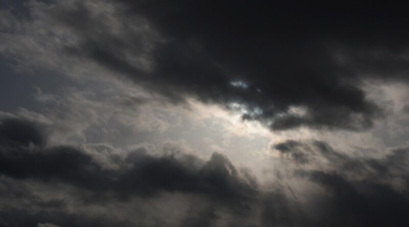 Frente fria avança pelo país e muda o tempo nas regiões; veja previsão