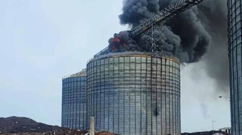 Incêndio de grandes proporções atinge silo de soja no Sul do RS