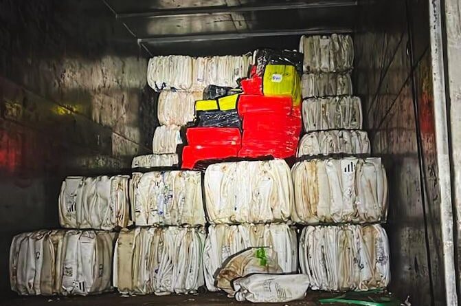 carga de maconha apreendida pela Polícia Federal em meio a embalagens de defensivos agrícolas