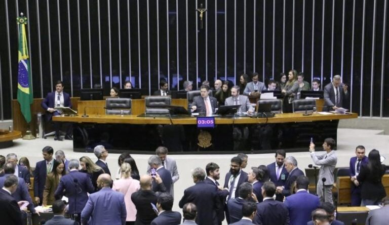 Câmara dos Deputados sessão vetos licenciamento