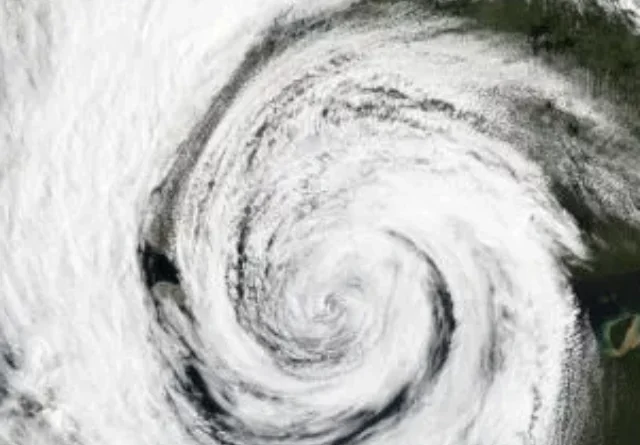 Passagem de tornado gera destruição no Paraná