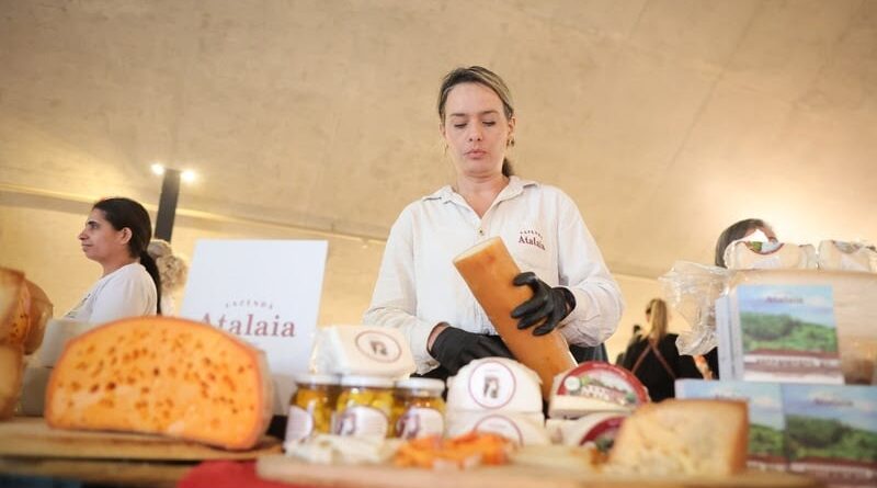 Produtora fazendo queijo artesanal