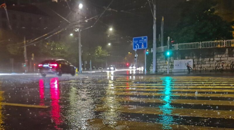 Semana finaliza com frente fria e pancadas fortes de chuva