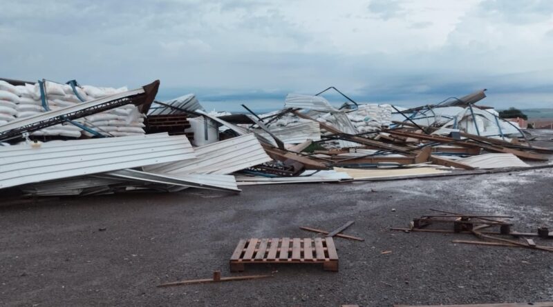 Tempestade com granizo e ventos acima de 100 km/h causa estragos no Paraná