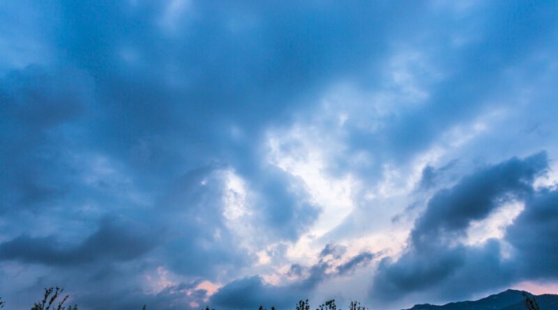 Frente fria associada a ciclone deve atingir parte do Brasil; saiba a previsão para os próximos dias