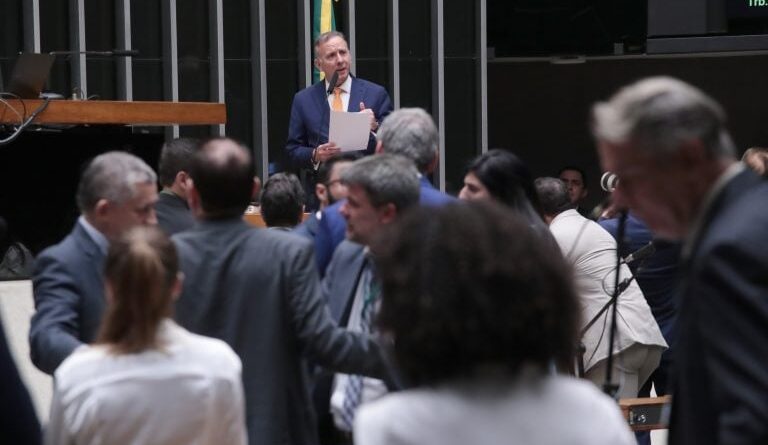 Câmara aprova redução de isenções fiscais e aumenta impostos de bets e fintechs