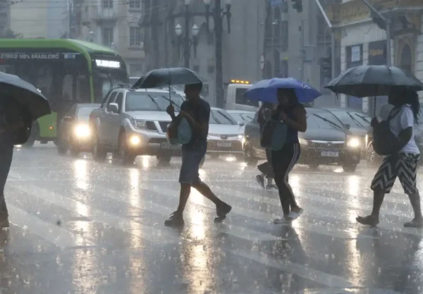 Zona de baixa pressão leva chuva forte para quase todo o país