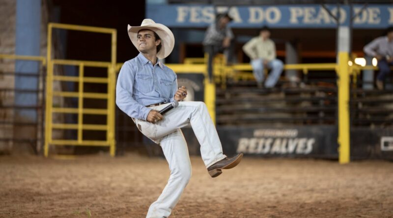 Felipe Simas vive em filme locutor que revolucionou festas de peão no Brasil