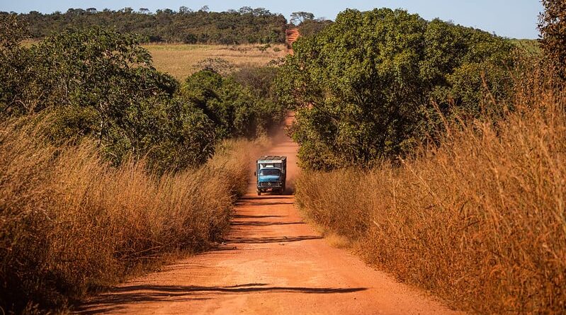 caminhão em estrada de terra