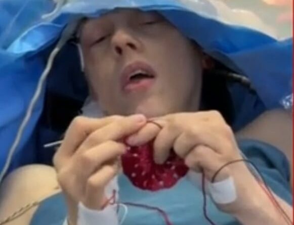 Agricultora faz crochê durante cirurgia no cérebro para retirada de tumor