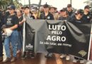 Agricultores protestam durante o início da 26ª Expodireto Cotrijal, em Não-Me-Toque (RS)