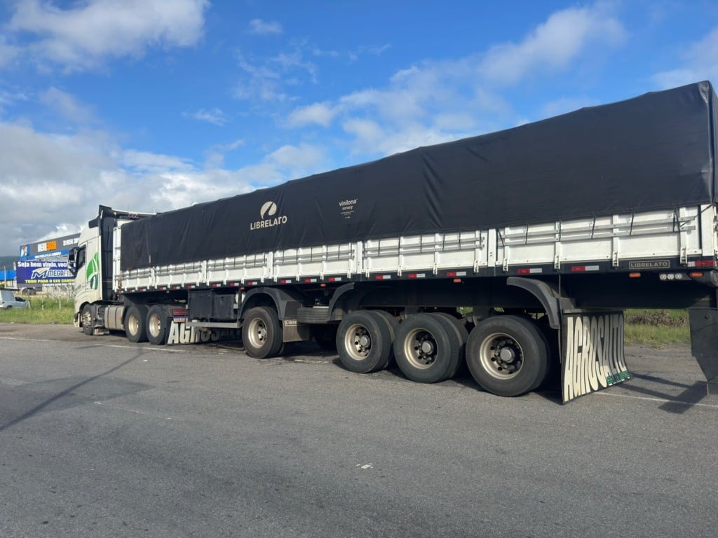 caminhão interceptado com laranjas