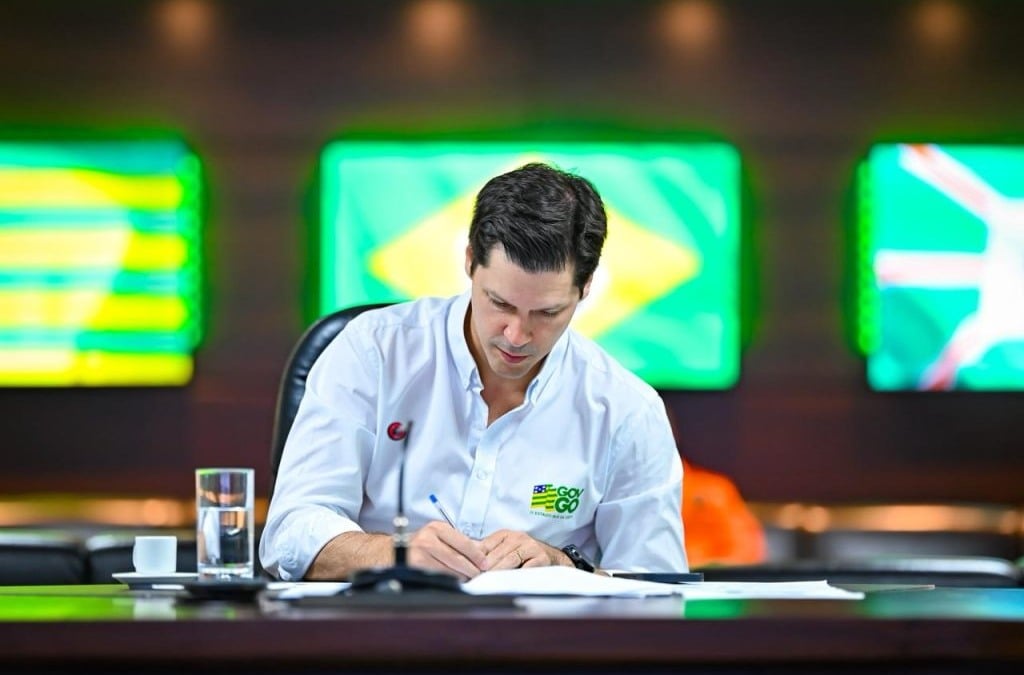 Governador Daniel Vilela assina termo de adesão de Goiás ao subsídio do diesel para conter alta de preços