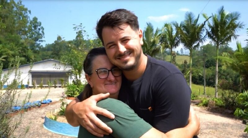 Após 12 anos tocando uma granja sozinha, produtora vê filho assumir comando e ampliar negócios