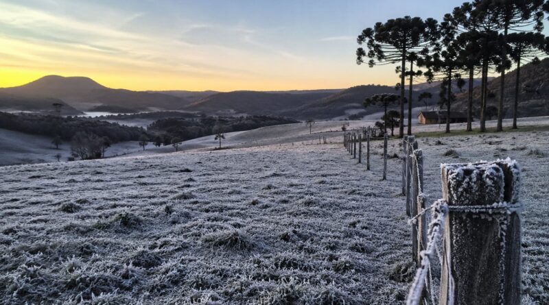 Frio e geada em um ambiente de serra