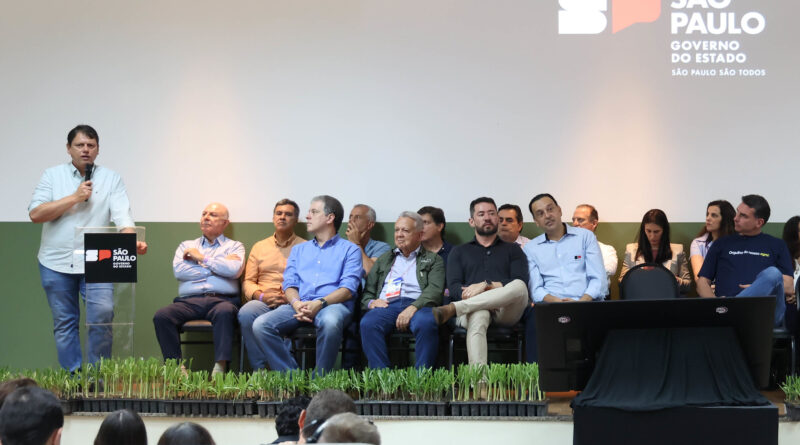 Tarcísio discursa na Agrishow, em Ribeirão Preto